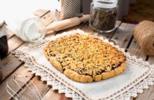La ricetta della nonna per una crostata con confettura di mirtilli cremosa dentro e croccante fuori
