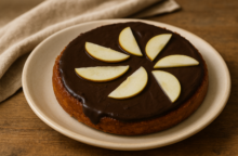 Tortina di mele, ricotta, cannella e cioccolato: ricetta per farla morbida e con copertura al cioccolato