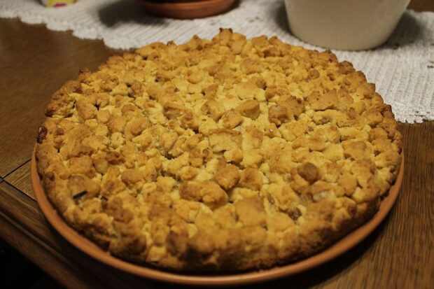 Torta di pesche, mela verde e basilico