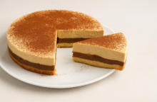 Mele, mandorle e crema alla cannella: questa torta a strati è un golosissimo dolce a strati
