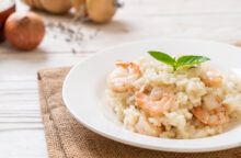 Il risotto alla crema di scampi è un classico della cucina italiana: ricetta per farlo cremoso, saporito e invitante (anche) per le feste