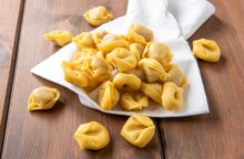 A Bologna hanno preparato il tortellino più piccolo al mondo: è “grande” appena 5 millimetri