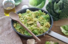 Un contorno veloce e gustoso: come preparare la verza in padella