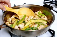 Pollo e zucchine in padella