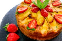 Torta con mele e fragole