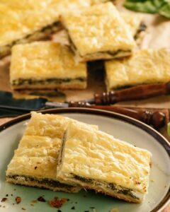 Torta salata con porri piselli olive