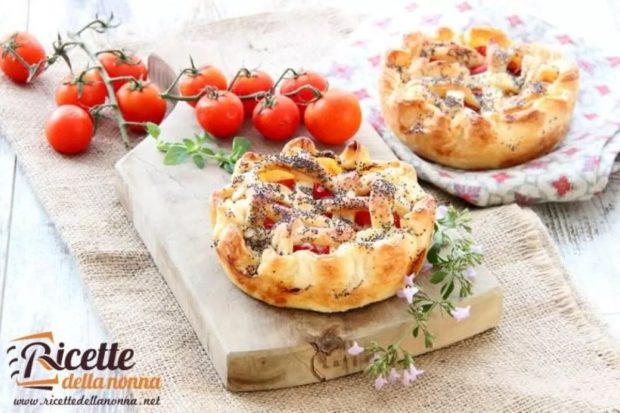 crostatine salate di pomodorini e ricotta