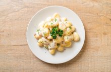 Gnocchi con fontina e speck