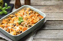 Pasta al forno con mozzarella e pomodoro