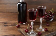 Liquore di ciliegie fatto in casa