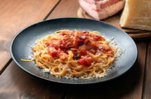 Pasta con pancetta e pomodoro