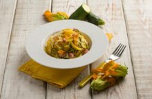 Pasta ai fiori di zucca e pancetta