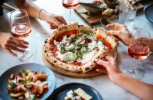 Napoletana o romana? Il segreto per riconoscere il piatto più amato dagli italiani