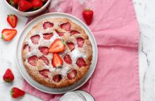 Torta con fragole e yogurt
