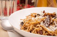 Pasta ai funghi e pomodoro
