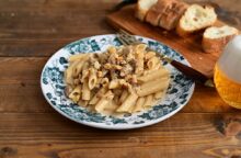 Pasta con crema di noci e speck