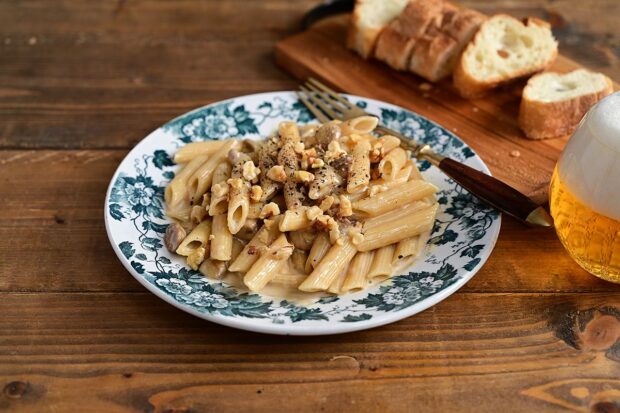 Pasta con crema di noci e speck