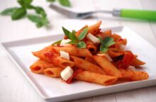 Pasta con pomodoro e mozzarella