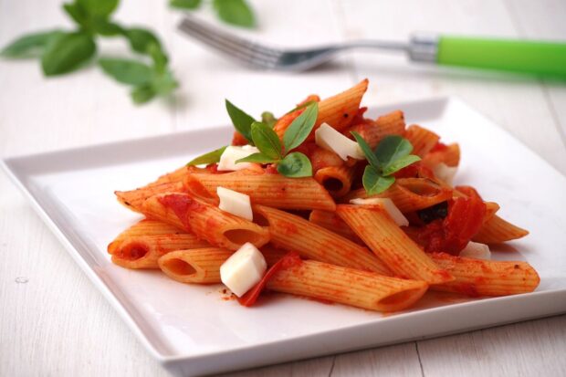 Pasta con pomodoro e mozzarella