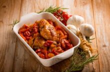 A Roma è il piatto simbolo del Ferragosto: ecco come si fa il vero pollo coi peperoni