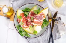 Tutti possono farlo, ma solo in pochi conoscono il segreto del perfetto prosciutto e melone