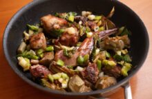 Coniglio e carciofi in padella