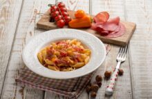 Pasta con bresaola e pomodorini