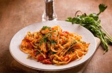 Pasta con mazzancolle e pomodorini