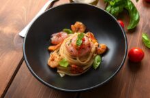 Pasta con scarola e pesce misto