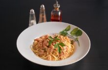 Pasta con spigola e capperi