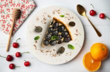 Crostata con uva e noci