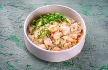 Insalata di riso con pesce e verdure