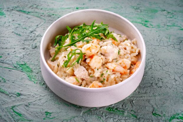 Insalata di riso con pesce e verdure