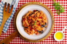 Pasta con melanzane e pomodoro