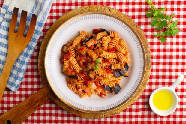 Pasta con melanzane e pomodoro
