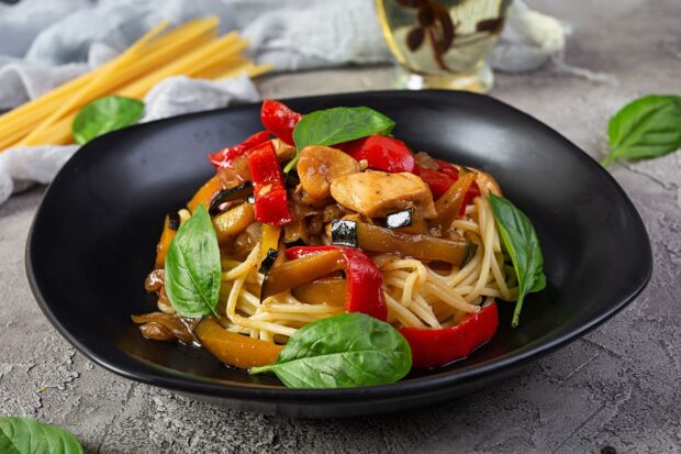 Vermicelli con zucchine melanzane e peperoni