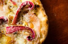 Pizza con radicchio e scamorza affumicata