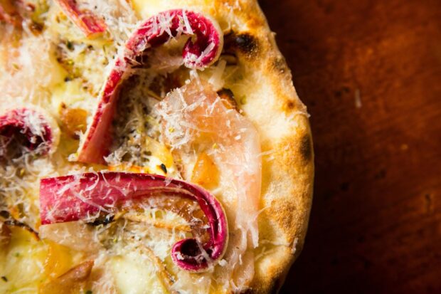 Pizza con radicchio e scamorza affumicata