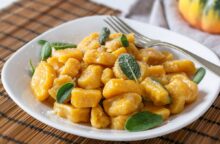 Non sono i soliti gnocchi della domenica: in autunno basta questo ingrediente per renderli irresistibili