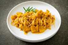 Pasta zucca e speck: la ricetta cremosa d’autunno pronta in pochi minuti